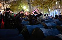 Polis, Paris'teki mülteci kampını dağıtıyor