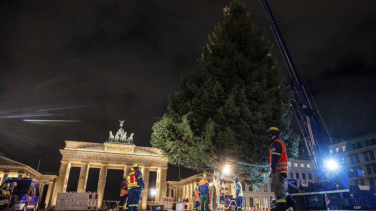 Corona oder nicht: Weihnachten kommt auf jeden Fall. Zu sehen am Baum vor dem Brandenburger Tor in Berlin.