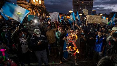 Protestas en Guatemala contra el presidente Alejandro Giammattei un día después de la quema del Parlamento