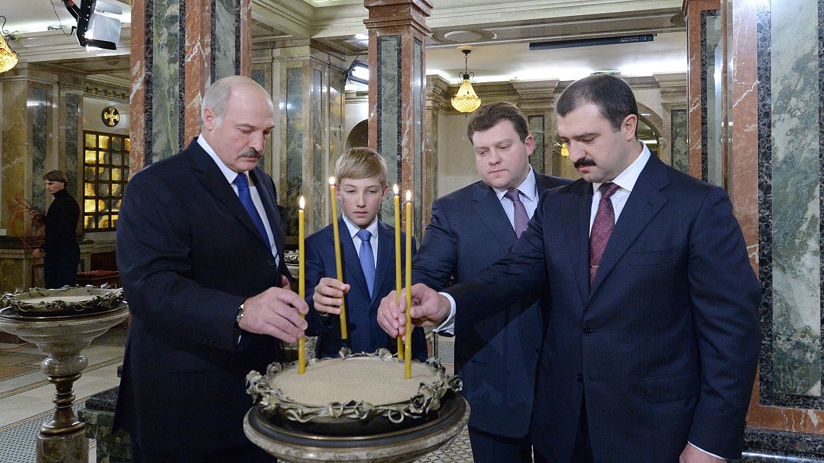 Александр Лукашенко с сыновьями в церкви 2 октября 2015
