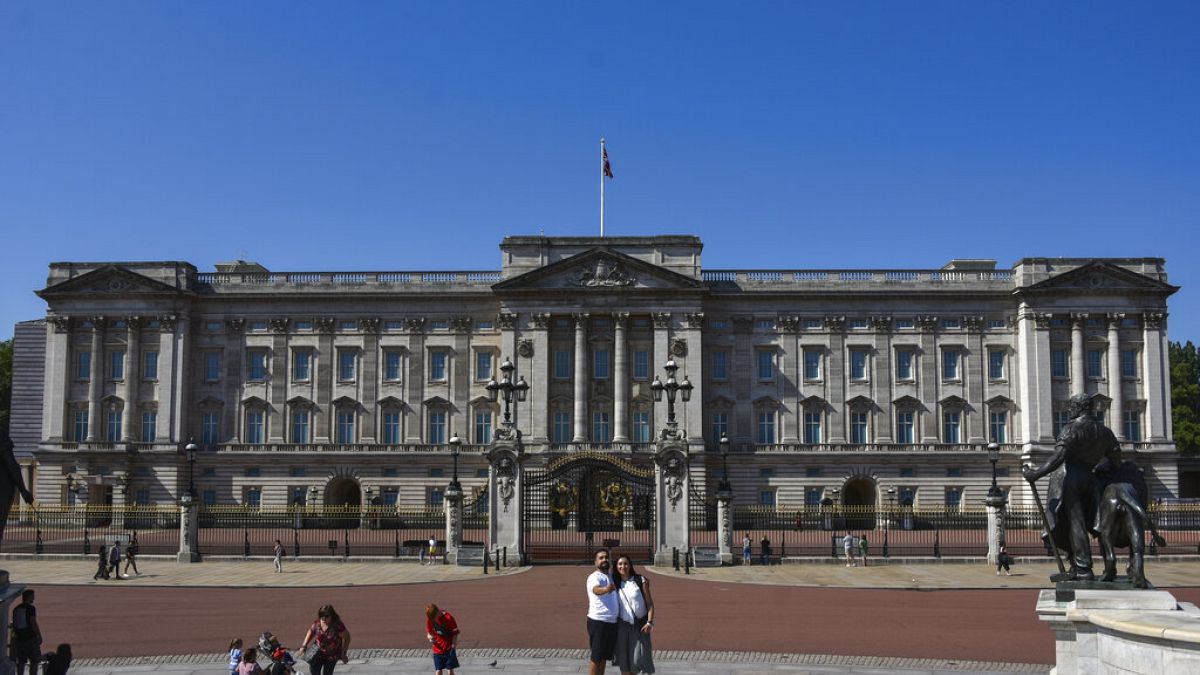 A Buckingham-palota idén júliusban - a járvány miatt jóval kevesebb a turista, mint a szokásos
