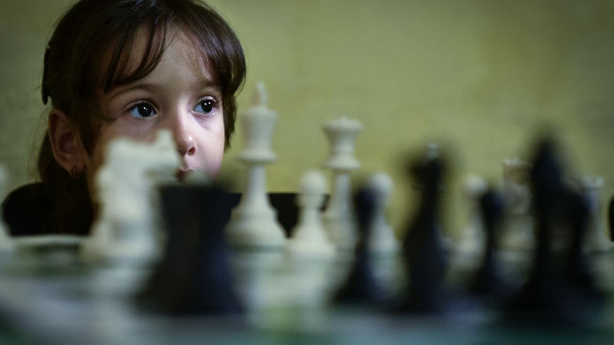 Una bambina impara a giocare a scacchi presso l'istituto superiore di Scacchi, ISLA, a L'Avana, nel novembre 2016