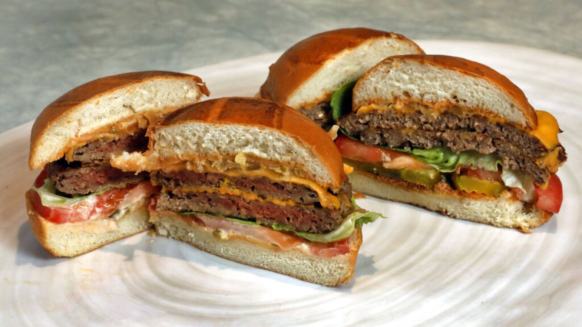 Impossible Foods ve Beyond Meat'in ürettiği 100'de yüz vegan burgerler.