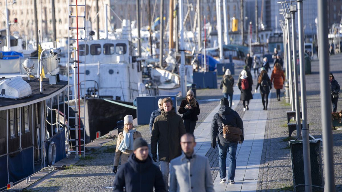 El puerto de Standvagen en Estocolmo el pasado viernes. Esta escena, sin mascarillas, se ha convertido en una excepción en Europa.