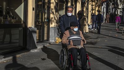 Los mayores serán prioritarios para la vacunación en España
