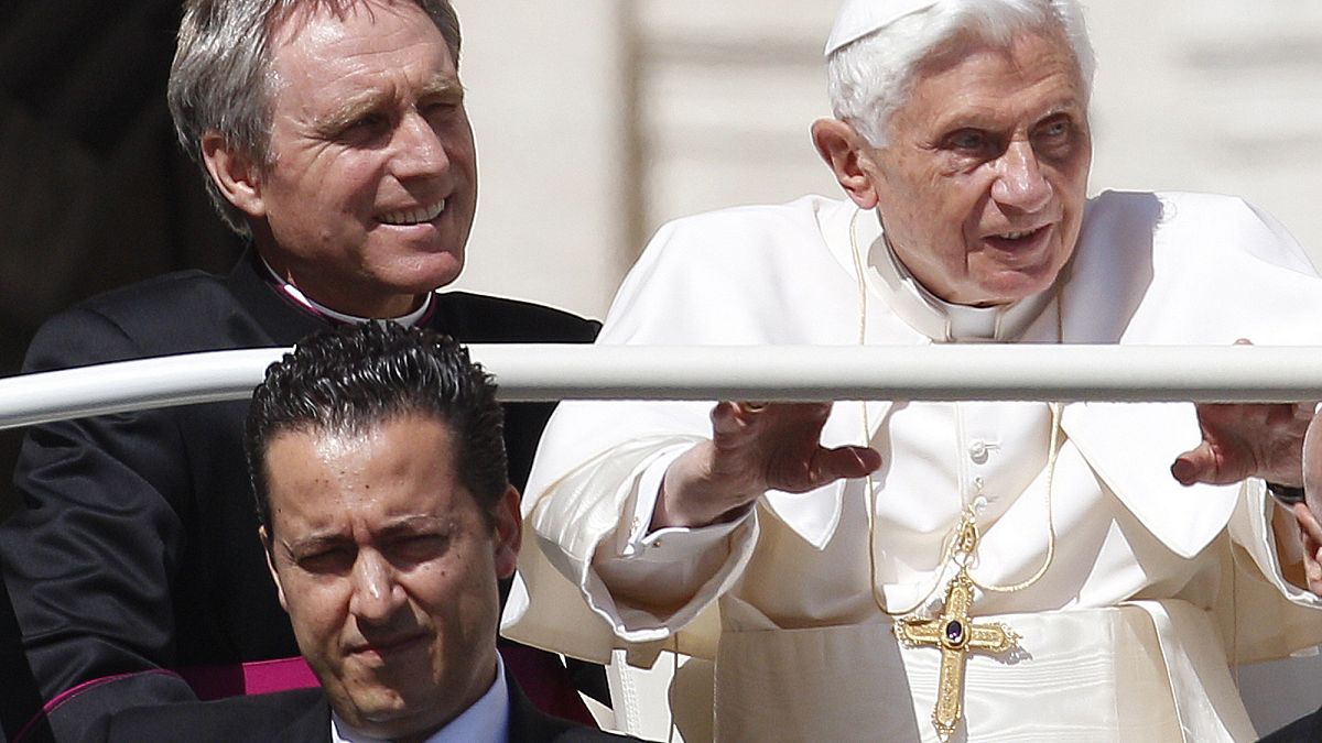 Paolo Gabriele (a kép legalján) XVI. Benedek pápával 