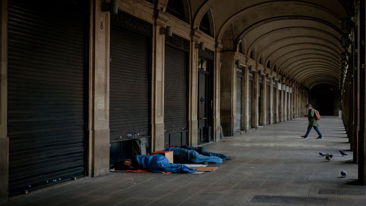مشردون نائمون قرب محل تجاري برشلونة ، إسبانيا ، 19 أكتوبر2020.