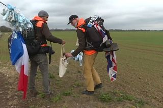 Dupla franco-britânica apanha milhares de máscaras usadas