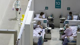 В связи с наплывом заболевших под ковидный полевой госпиталь перепрофилировали ледовую арену в Крылатском