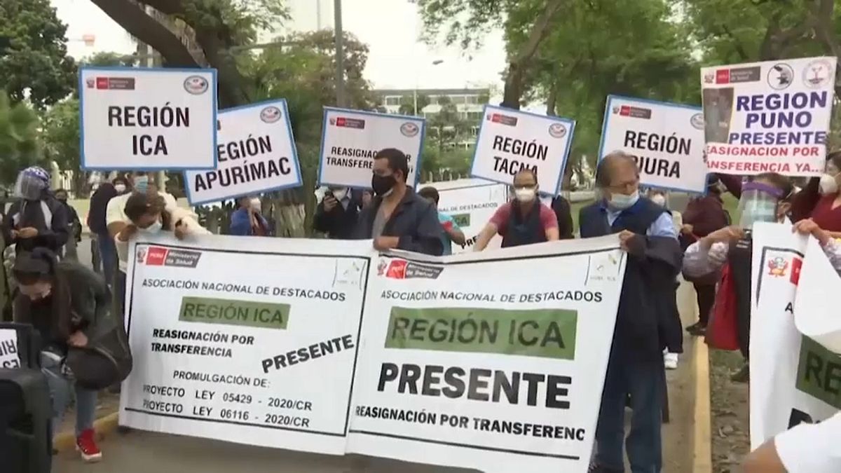 Un grupo de médicos protesta delante del Ministerio de Salud en Lima