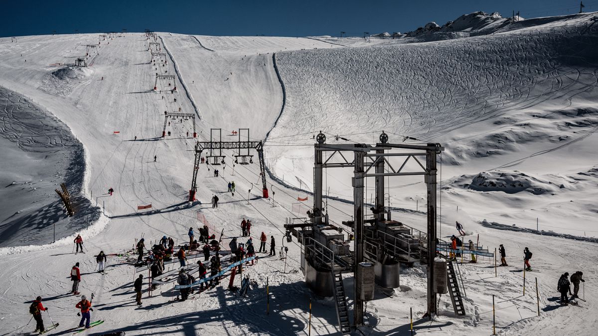 Archives : skieurs sur le glacier de la station française des 2 Alpes, le 17 octobre 2020