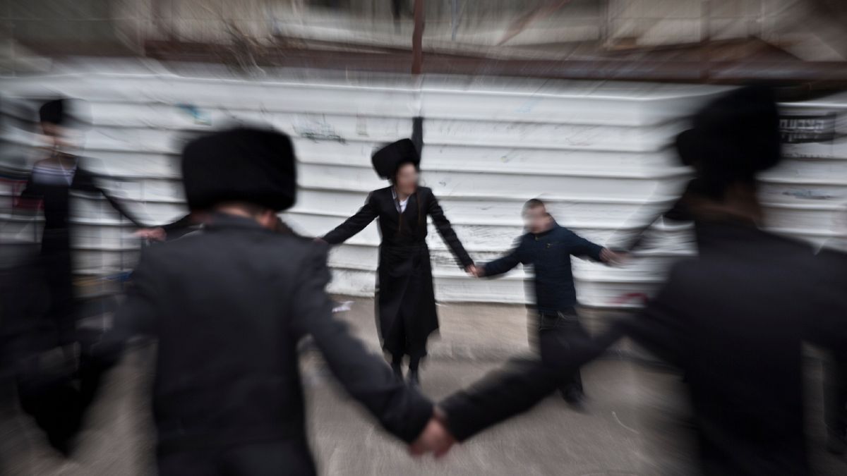 يهود متشددون يرقصون خلال حفل زفاف يهودي تقليدي في طائفة غور الحسيدية