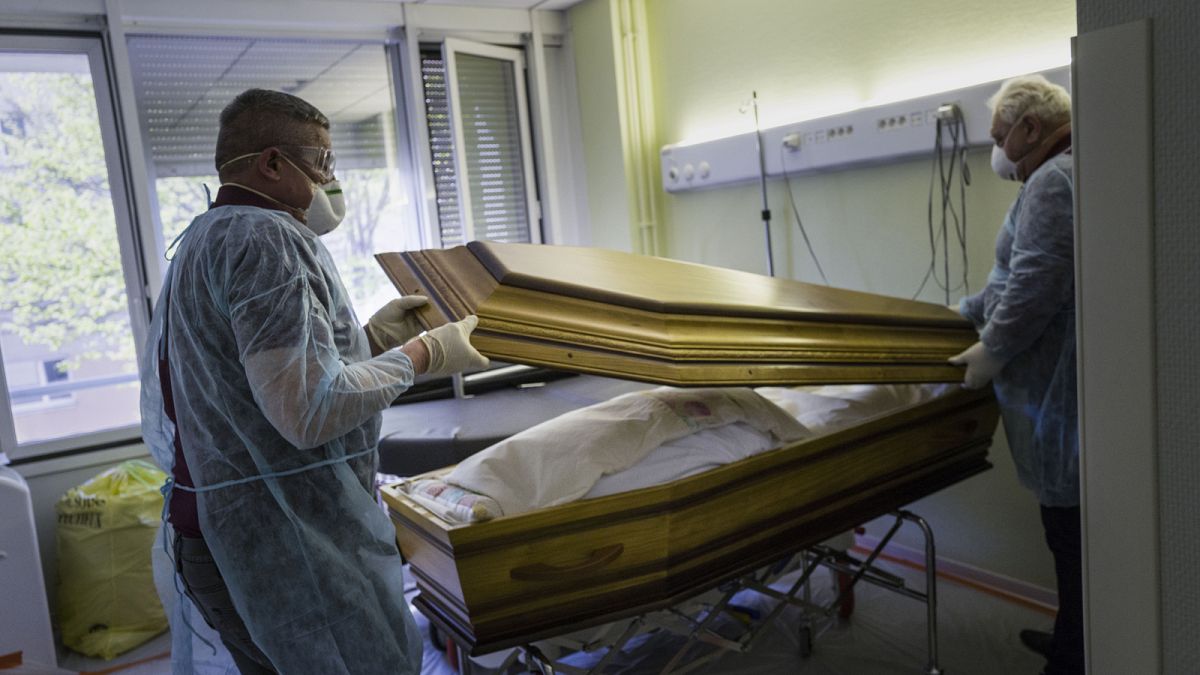 Archives : des employés d'une société de pompes funèbres prenant en charge la dépouille d'un victime du Covid-19 à l'hôpital de Mulhouse, dans l'est de la France, le 5/4/2020