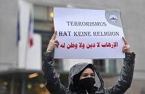 متظاهر يرفع لافتة كتب عليها "الإرهاب لا دين له" خلال مسيرة لجمعيات فلسطينية وعربية أمام السفارة الفرنسية في برلين، 30 أكتوبر 2020