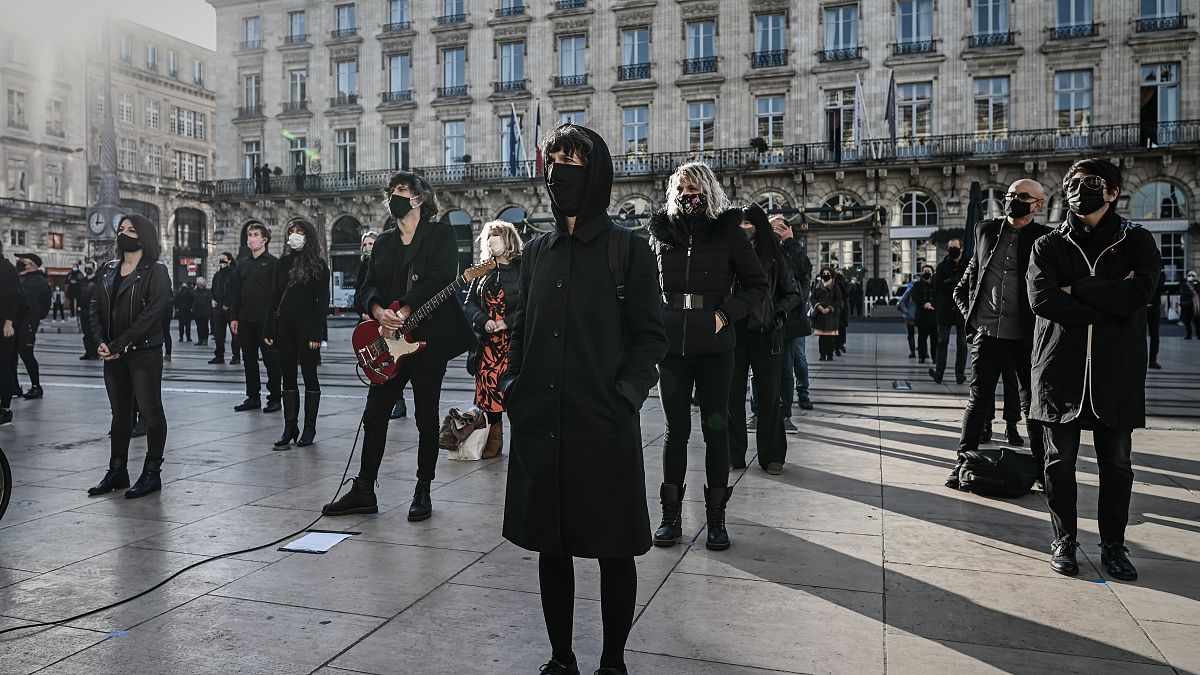 محتجون في مدينة بوردو الفرنسية ضد قيود فرضتها الحكومة كدزء من إجراءات الإغلاق. 2020/11/23