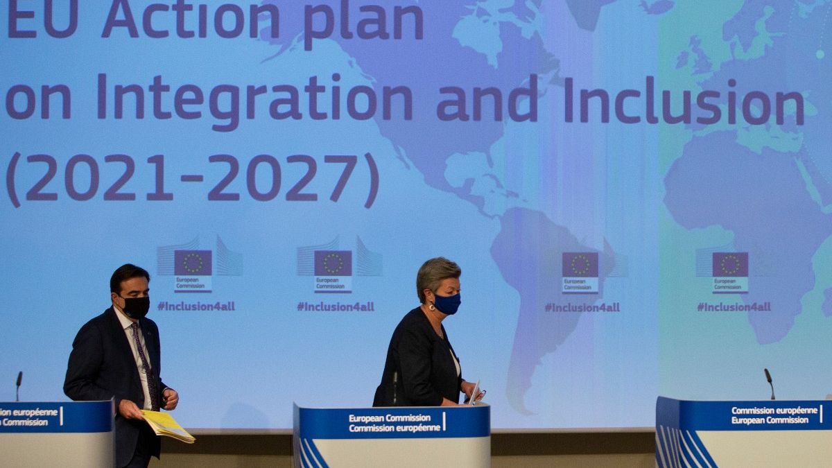 ایلوا یوهانسون و مارگاریت اسکیناس دو کمیسر اتحادیه اروپا در جلسه معرفی برنامه جدید ادغام