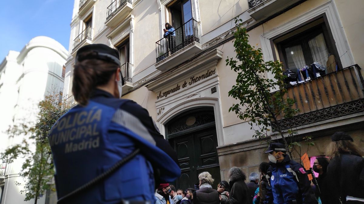 Policía frente a los vecinos y simpatizantes que pararon el deshaucio de la calle Luna de Madrid