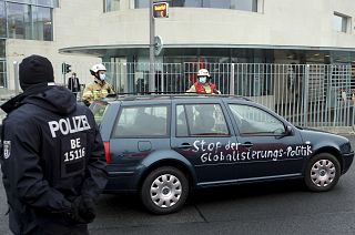 Carro vai contra portão de Angela Merkel