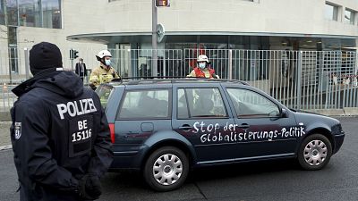 Carro vai contra portão de Angela Merkel