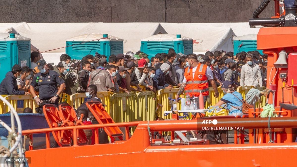وصول مجموعة من المهاجرين إلى ميناء أرغوينيجين بعد أن أنقذهم خفر السواحل الإسباني في جزر الكناري- نوفمبر 2020