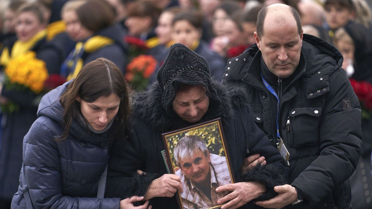 سوگواری خانواده خدمه پرواز هواپیمایی اوکراین که در ایران ساقط شد