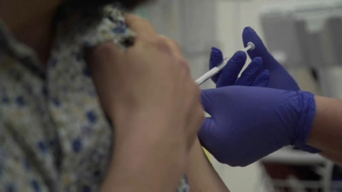 Inyección durante las pruebas de una de las vacunas