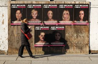 Posters sobre violência contra as mulheres em Itália