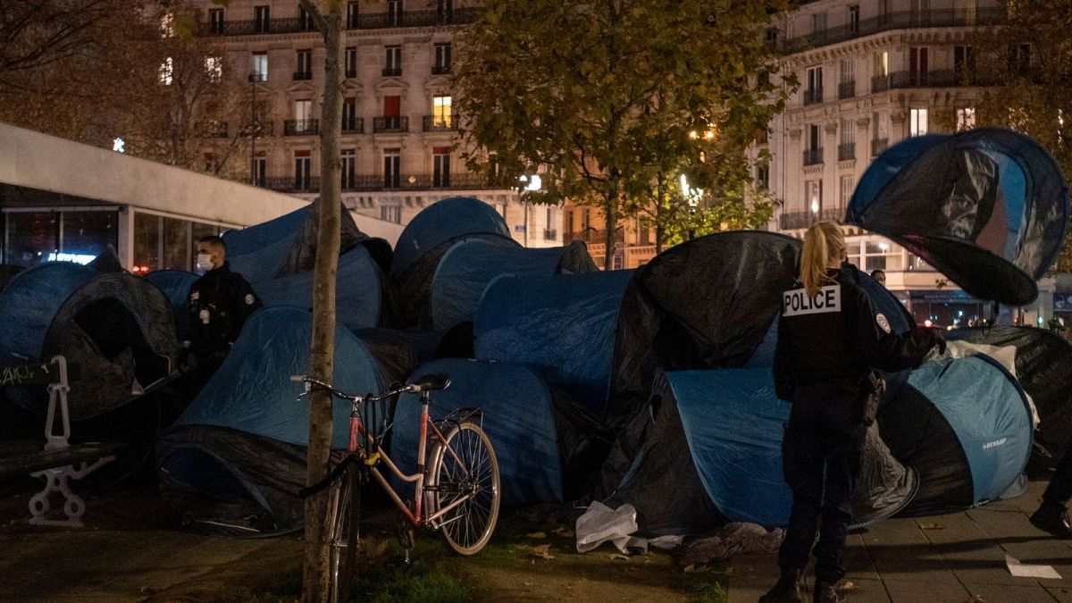 برچیدن چادرهای مهاجران در مرکز پاریس