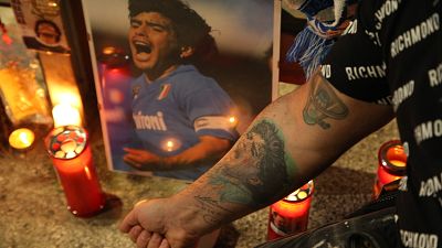 I tifosi del Napoli piangono Maradona allo stadio San Paolo