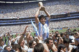 Maradona ergue a taça no Mundial de 1986