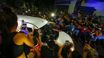 Les fans de Maradona entourent le véhicule qui transporte la dépouille de leur idole, Buenos Aires, 26 novembre 2020 