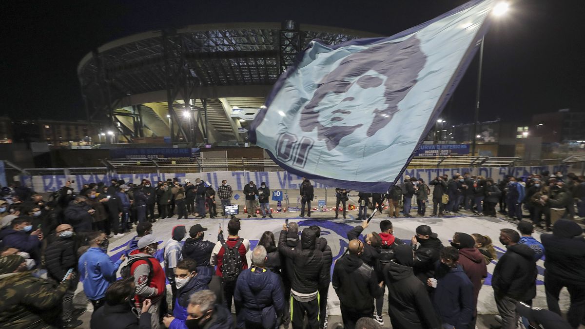 Migliaia di tifosi sono scesi in strada a Napoli per rendere omaggio a Diego Armando Maradona