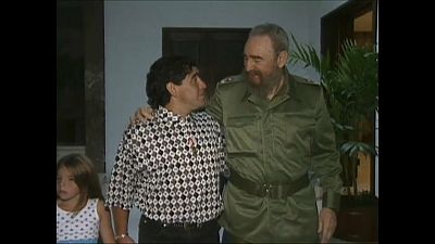 Diego Armando Maradona camina de la mano de su hija y abrazado a Fidel Castro en uno de sus encuentros en Cuba
