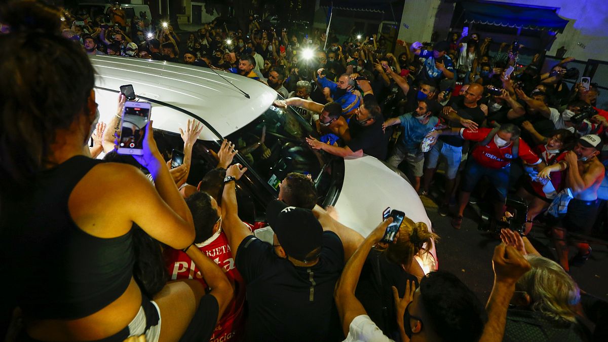 Rajongók álltak sorfalat a Maradona koporsóját szállító autónak Buenos Aires-ben.