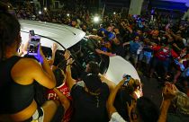 Rajongók álltak sorfalat a Maradona koporsóját szállító autónak Buenos Aires-ben.