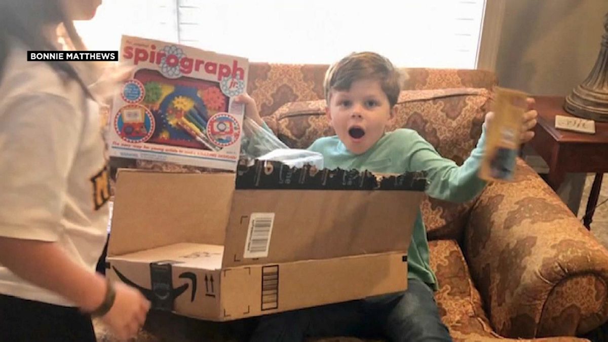 طفل تفاجأ بسيارة البريد وهي تغدق عليه الهدايا في عيد ميلاد السادس