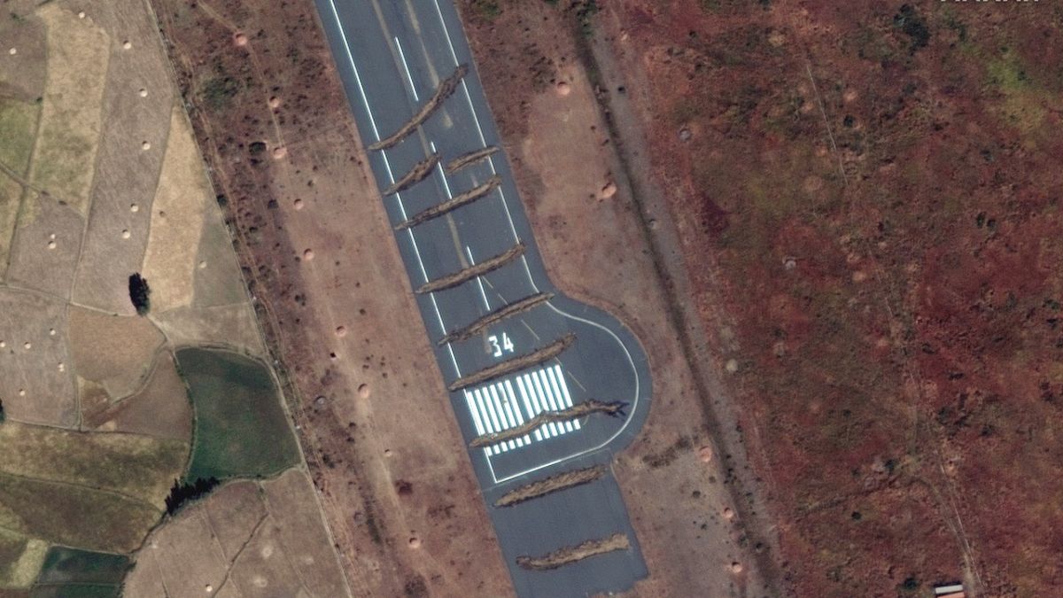صورة ملتقطة عر الأقمار الصناعية تظر خنادق محفورة في مدرج مطار أكسوم من منطقة تيغاي الأثيوبية. 2020/11/23
