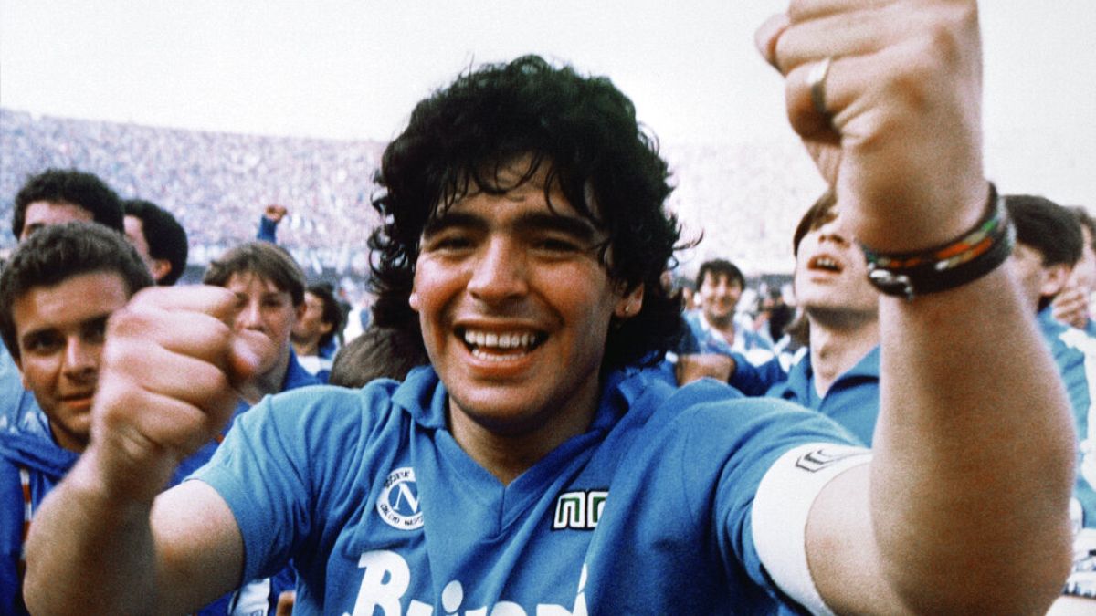 Maradona festeja a conquista do primeiro campeonato italiano para o Nápoles (1987)