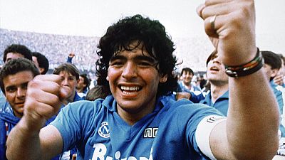 Maradona festeja a conquista do primeiro campeonato italiano para o Nápoles (1987)