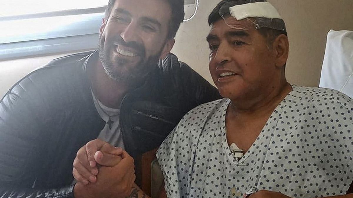 Diego Armando Maradona estrecha la mano de su médico Leopoldo Luque (11 de noviembre de 2020)