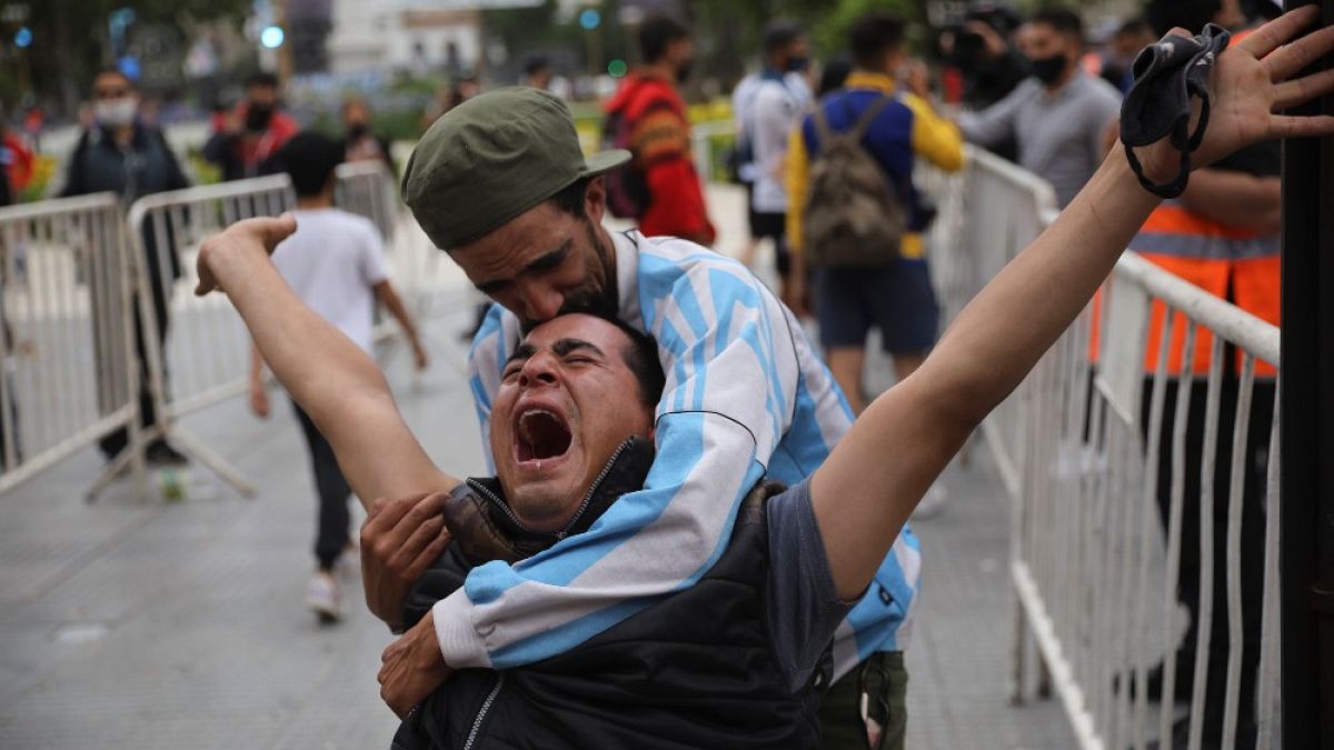 La disperazione degli argentini, in attesa dell'arrivo della salma di Diego Maradona, fuori dal palazzo presidenziale di Buenos Aires, Argentina