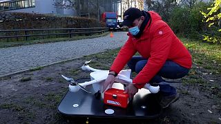 Drohnen- und Logistikoperator Peter Trempeck zeigt, wie man eine Drohne mit medizinischem Material belädt