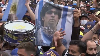 حشود كبيرة لمحبي اللاعب الأسطورة دييغو مارادونا الذي قضى عن عمر يناهزالستين عاما