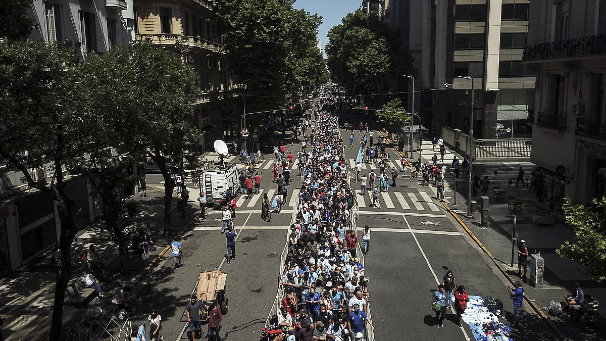 La coda chilometrica per l'ultimo saluto a Maradona, a Buenos Aires, Argentina