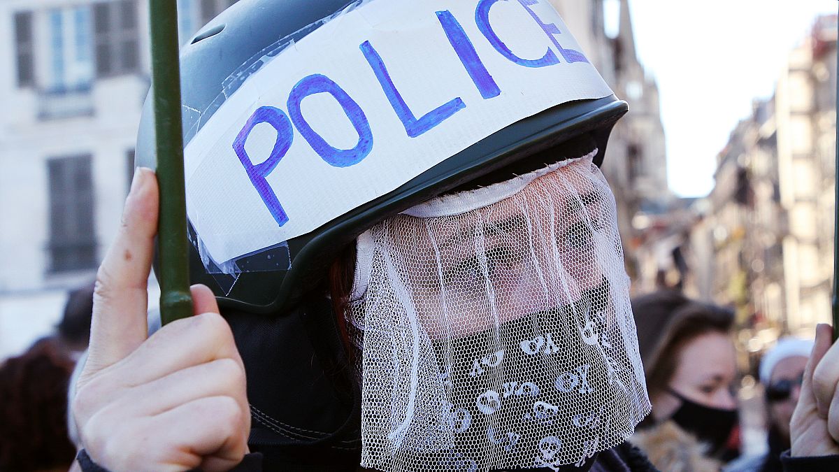 Une femme proteste contre les violences policières à Bayonne, au Pays basque français, le 21 novembre 2020