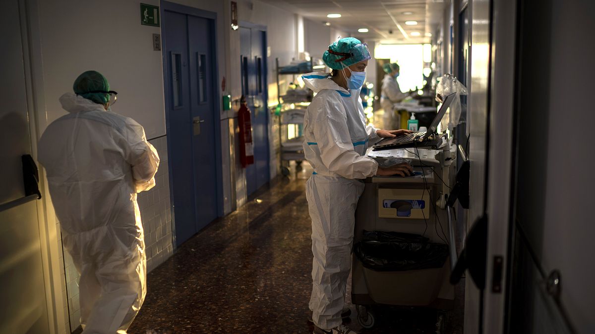 ممرضة تعمل في جناح مستشفى دلمار الإسباني في برشلونة لعلاج مرضى كوفيدـ19. 2020/11/18