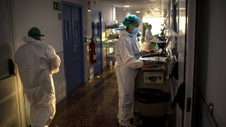 ممرضة تعمل في جناح مستشفى دلمار الإسباني في برشلونة لعلاج مرضى كوفيدـ19. 2020/11/18