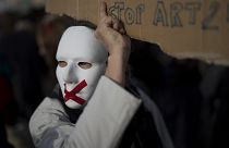 متظاهر يرتدي قناعا ويحمل لافتة معترضا على المادة الـ24 من قانون "الأمن الشامل"، الذي ينص على حظر بث صور لعناصر الأمن والشرطة في فرنسا .مرسيليا
