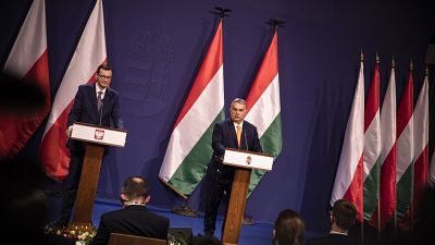 Orbán Viktor magyar és Mateusz Morawiecki lengyel kormányfő sajtótájékoztatót tart a Karmelita kolostorban 2020. november 26-án