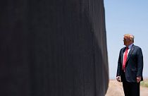 دونالد ترامپ در کنار یک دیوار مرزی